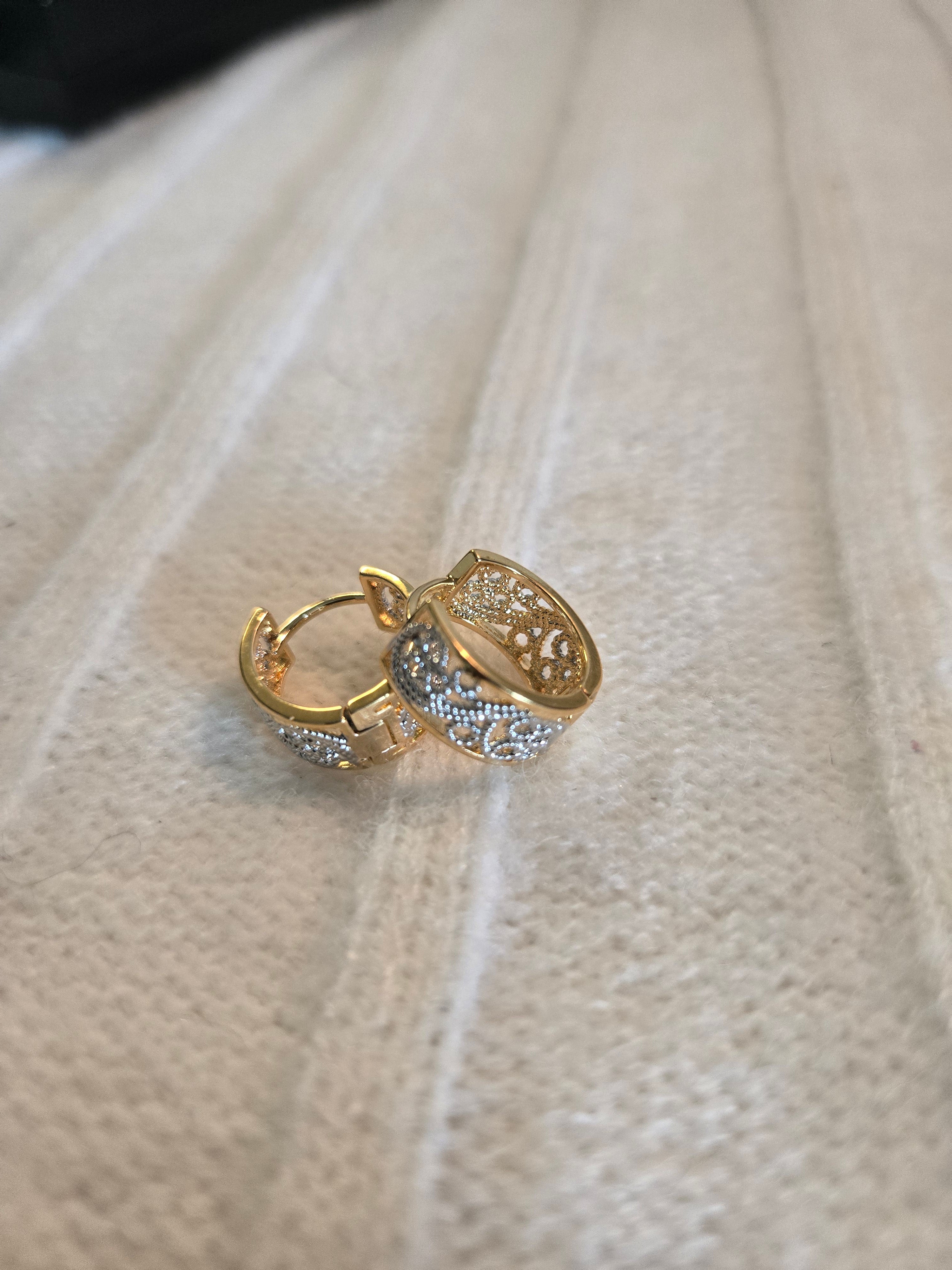 Gold earings