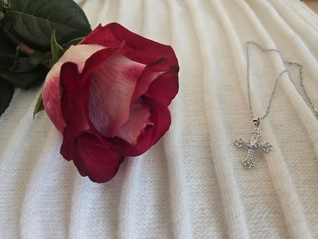 Cross moissy necklace